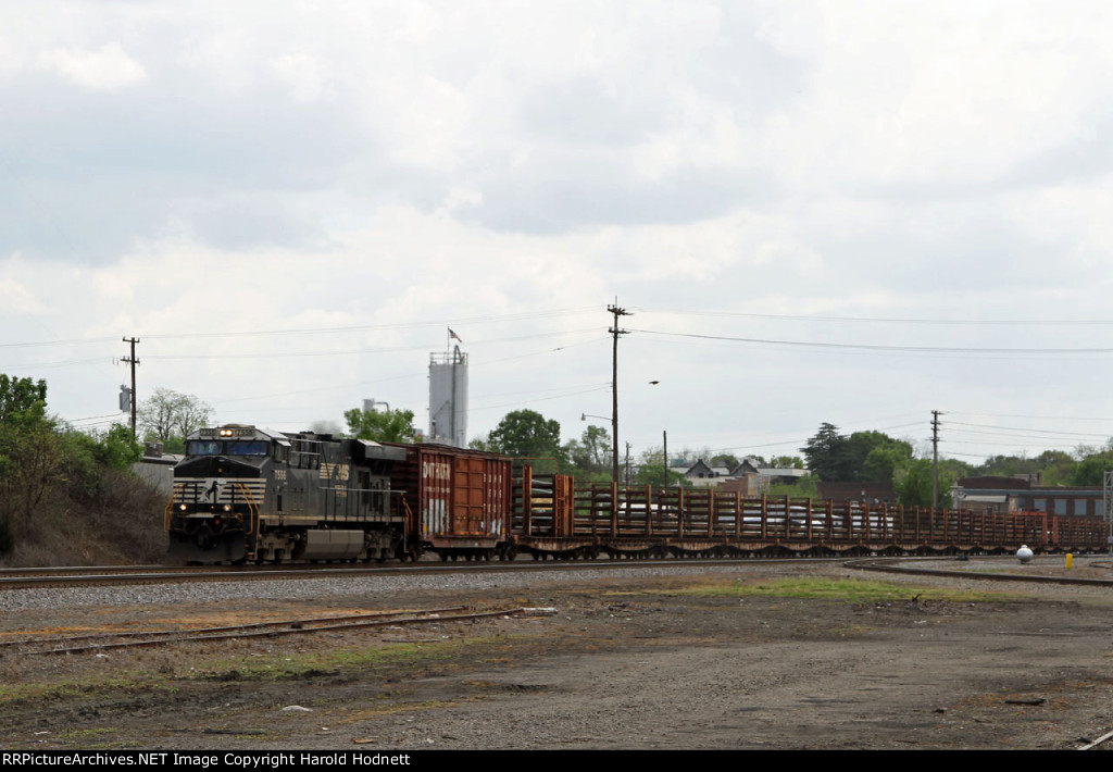 NS 7556 leads train 914 northbound